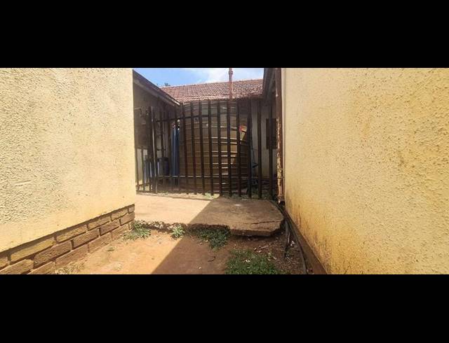 18 BEDROOM HOUSE FOR SALE IN KEMPTON PARK EXT 02